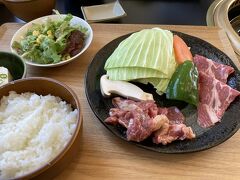 マトン、ラム、そして信州新町産羊のサフォークがいただけます。
これはサフォークセット2000円。
柔らかく臭みは一切なし。
右側の肉はサフォークのロース。
岩塩でいただきます。

ただ信州ジンギスカンはすりおろしリンゴを使ったタレが美味しい。