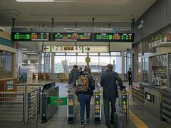 八戸駅から青い森鉄道で三沢駅に移動します。この路線も列車の本数は少ないので時間を調べておかないとなりません。