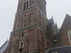 歩いてすぐ旧教会に到着です。こうして見てみると、ベルギーとは隣同士の国なのに全然教会の外観が違うことがよくわかります。