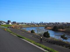 オオバン(水鳥)の鳴き声を聞きながら、本日の団子はどこにするかと考える。
