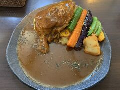 ふらのやでカレー
ルーカレーの道内野菜とチキン
前に2組だけでさほど待たずに頂くことができた