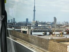 東京駅の日本橋口に到着します。
小菅を通過すると、見えてくる東京スカイツリー。
やはりテンションが上がります。