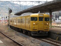 2022.12.27　新山口
下関から東へ向かう黄色い電車に乗った。新幹線接続駅では上下列車とも長時間停車し、貨物列車を待避する。