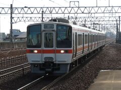 2022.12.28　尾張一宮
本来ならば１本前の列車に乗って稲沢で降り５０８７レを見ようと思ったが間に合わないかもしれない。超絶逆光承知で尾張一宮で眺めることにした。超絶逆光を気にするほどの経験もないにわか者ので、高級カメラをズラリと並べた先輩方の末席に入れてもらい、ガタガタ言わず修行に励まねばならないのである。まずやってきたのは３１１系の鈍行。ここにきて貨物列車や特急列車の合間にできるだけ見ておきたい車両になった。

https://www.youtube.com/watch?v=aQBDDHA8Cj8