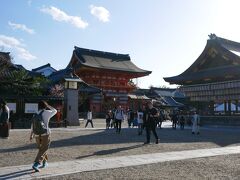 しばらく歩くと見えてきました。どうやら八坂神社のようです。