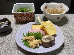 今夜は御宿の「舟勝」で夕食です。おまかせのみの漁師料理のお店です。ホテルまで大将が車で迎えに来てくれました。まずは、前菜の盛り合わせ。いきなり、いい感じです。