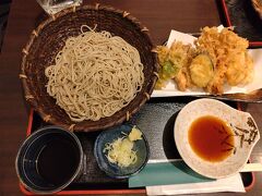 牡蠣の天ぷら付きのお蕎麦
天ぷらが色々付いていてボリューミー。
牡蠣の天ぷら美味しかったです！