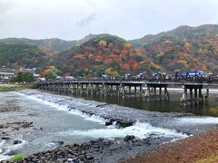 ２＜嵐山＞
　雨に煙る嵐山の紅葉も趣あるもの。しかし、渡月橋を渡る観光客の何と多いこと。