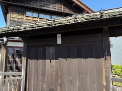 駅の前にちょっとした観光スポット、
藤野厳九郎記念館。
あわら市出身のお医者さん。
実際に住んでいた住居を移築したんだそうです。