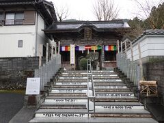 37番札所・岩本寺

高知市内から高速道路を使い、65kmほどを1時間20分かけて到着です。
