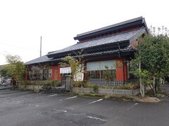 遅いお昼ご飯です。うどんやさんに入ります。

水曜どうでしょう四国遍路3で、ズル（ここのうどんが食べたいがために、お寺に行かずCGで誤魔化して行ったことにしようとしたが、定休日で食べられなかった）してでも行きたいうどんやさんとして紹介されていたので、ぜひ行ってみたいと思ってました。

いろりや