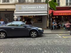 ル・グルニエ・ア・パン（Le Grenier a Pain）
パリのバゲットコンクールで2回も優勝したお店だそうです。日本の恵比寿にもお店があるようです。
フランスパンとクロワッサンを買いました。

パリ旅行6日目　モンマルトルの丘→サンレ・クール寺院→ムーランルージュへ行きました。
朝は曇っていて雨がポツポツ。午後には晴れて、パリ市内が良く見え最高の眺めでした。

明日はヴェルサイユ宮殿へ行きます。
パリ旅行7日目に続きます。