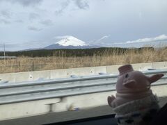 今から群馬に向かいます！
富士山、帽子をかぶってますね。

群馬まで遠いなー