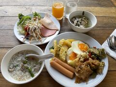 2日目の朝食。
ここには、以前は、ポアさんという女性の料理長がいて、そのポアさんが焼く目玉焼きが絶品でしたが、今はいなくて、目玉焼きはまとめ焼きのものでした。残念。