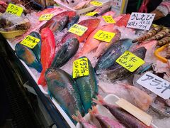 帰る前に青い魚を食べに行きます。