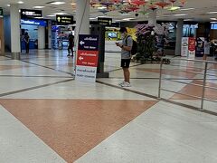 到着ロビーに出る。