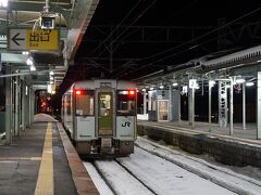 三沢駅で列車を降りたのはほんの数人でした。その人たちは駅の東口に句かうので、西口は我々だけです。