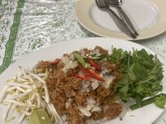 ⬜︎ 失敗！ガイトートを注文するべきだった…

※ これは MEE-KROB 

（後から来た客はそうだったし、take away も多い…）