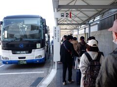 　東萩駅行きの特急バスに乗ります。前回訪問時にハマったトラップ、路線バスよりも特急バスの方が早くて快適で安いという、実際そうでした。