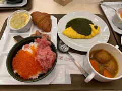 今シーズン初のホテルの朝食バイキング。
6時から営業して客が分散してるのに、6:30すぎに行って15分待ち。
食べ終わると、「早く出ろ」のプレッシャーが…。

なお、新富良野プリンスホテルのコーヒーマシンの牛乳は、セコマの牛乳！