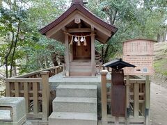 祓いの社、下り参道を行くと右手に小さなお社。
参拝者の心身の穢れを祓ってくれるそう、本殿参拝の前に二礼四拍手一礼で参拝しましょう。