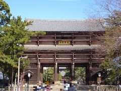 続いてテクテク歩いて東大寺にやってきました。
奈良の大仏様を見たことが無いというコンプレックス(と言うと少し大げさですが)とも今日でおさらばです。
そして空いている方だとは思いますがやはり東大寺の人の多さは別格。
写真はかの有名な金剛力士像が収められてい南大門。