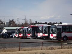 向かいにはミヤコーバス佐沼営業所。
1978年(昭和53年）までは鉄道時代の木造駅舎がバスの営業所として使われていたが、宮城県沖地震で倒壊。周囲も区画整理で、昔、この地に鉄道が走っていた面影を知る手段はない。

ここで鉄オタでバスオタのコバちゃんが
「奥から２台目が震災の時に名古屋市営バスから譲渡されたヤツで、手前から２台目は名鉄バスの中古です」
と、解説いただいた　笑