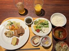 ２日目の朝食はホテル内の「一目良然」
沖縄料理中心のバイキングです。