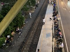 スクンビット～【ペッブリー】～マッカサン

⬜︎ 通路からの「タイ国鉄」いつも感じる不思議な風景～（ペッブリー・タットマイ通り）

暇つぶしもそろそろ終わりだ。。

… … … … … … … … … … 