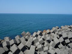 とりあえず日本海を見に北側へ出る。海だけ見たら、ただの海だった。
やたら道幅が広い糸魚川の街。「がんばろう糸魚川」という看板を何個か見たが、なんで？地震あったっけか…と思い調べたら、大火災で一帯が焼けた地域だった。ニュースを思い出した。あんまお店なかったけど、お店でなんか買い物すればよかった。