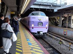 「やくも５号」が8:58に倉敷駅側から最後尾車両を先頭に入線してきました。
岡山駅9:05発なので、ゆっくり車両を撮影することが出来ました。