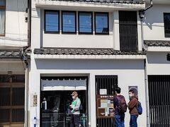 出雲市駅到着後すぐに、タクシーで「献上そば　羽根屋」へ向かいました。
「羽根屋」へ着いたら、何と２５組待ち！
３日めの昼食は、「羽根屋」を諦めて、とりあえず出雲市駅へ戻ることにします。