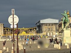 ヴェルサイユ宮殿
朝早くですが、沢山の人が集まっています。