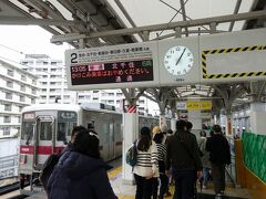 　無骨な普通電車で１駅、隅田川を渡って、とうきょうスカイツリー駅で下車しました。わずか１駅を利用する人が、多いこと多いこと。
　スカイツリーの人気が、未だ衰えないことを目の当たりにしました。
