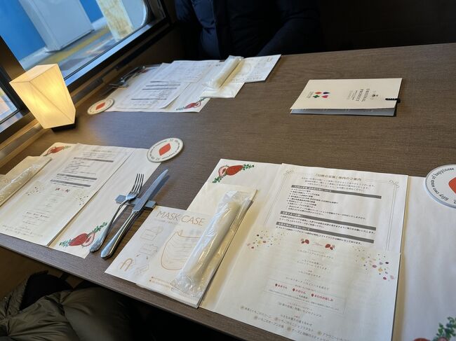 我々の座席です。<br />私と両親の計3人ですが4人がけのテーブルで相席になることはありません。