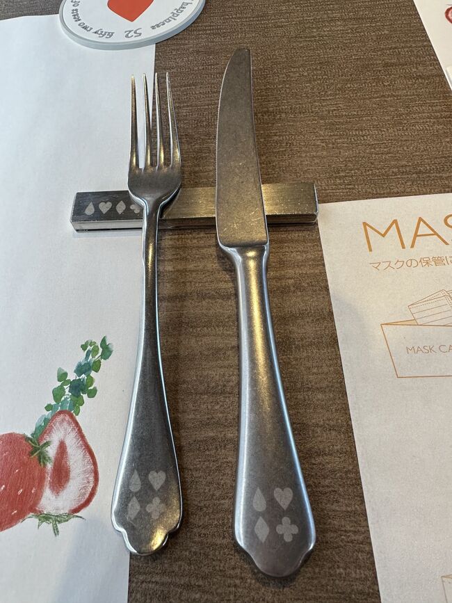 カトラリーもロゴのついたオリジナルのものです。