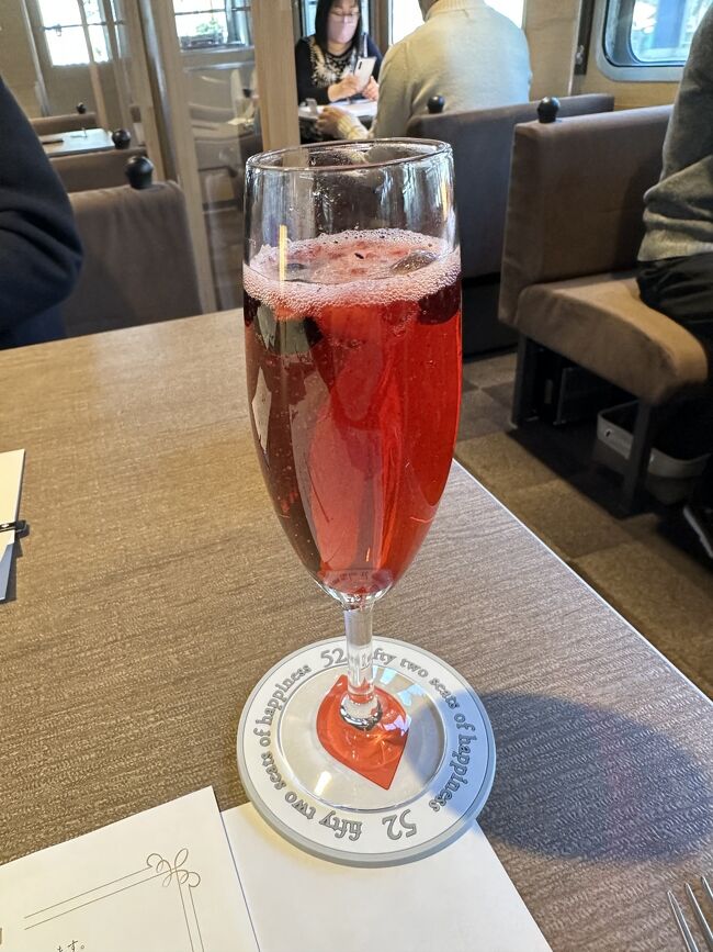 最初に提供されたのはウェルカムドリンクのいちごのノンアルコールカクテルです。<br />程よい酸味と甘さがあり美味しです。