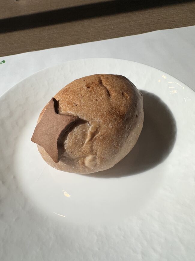 秩父駅近くのラパンノワールくろうさぎというパン屋さんのいちごを使用したパンです。<br />この列車のためだけに作られた限定のパンで売られてはいません。