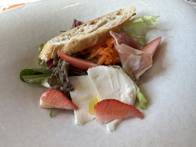 埼玉県産椎茸と舞茸のマリネ、キャロットラぺ、生ハム、秩父やまなみチーズ工房のモッツァレラチーズを合わせたものです。