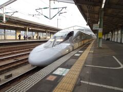 早朝から出発です。
7時台だと、新山口駅新幹線口2階のお土産物売り場もうどん屋さんも空いてませんが、キオスクは開いてたので、旅のおともを購入してホームへ。
最初の移動はこだま。
車体はレールスターですが。