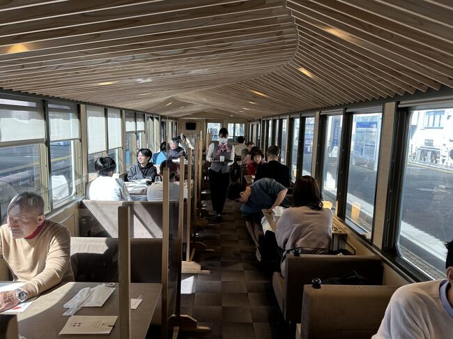 メインまで少し時間が開くようなので車内を探検します。<br />こちらが私達の乗車した4号車です。<br />西武新宿→西武秩父の乗車の場合新宿→所沢と飯能→秩父の区間で先頭となります。<br />4号車は西川材の格子天井です。