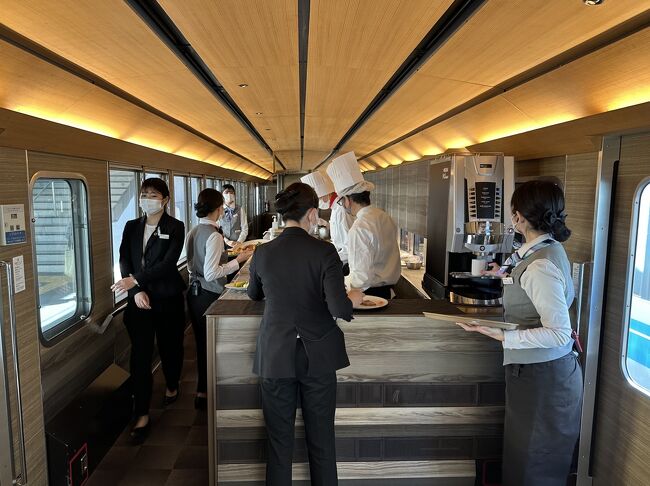 3号車はオープンキッチンになっており、食事の提供の準備が進んでいる最中です。