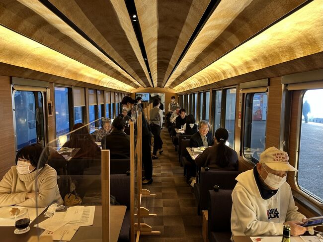 2号車です。<br />新型コロナ対策として4人掛け席には通路にパーテーションが設置されています。<br />トイレなどで席を離れる際はアテンダントに申し出ると退けてもらえます。<br />2号車は柿渋和紙の天井です。