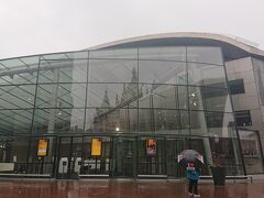 本日の最初のスポットはアムステルダム旅行で一番楽しみにしていたゴッホ美術館。チケットは事前にインターネットで購入し、オープン時間の9時ぴったりに入りました。