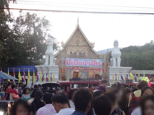 通りの突き当たりにあるワットプラシンが見えてきました