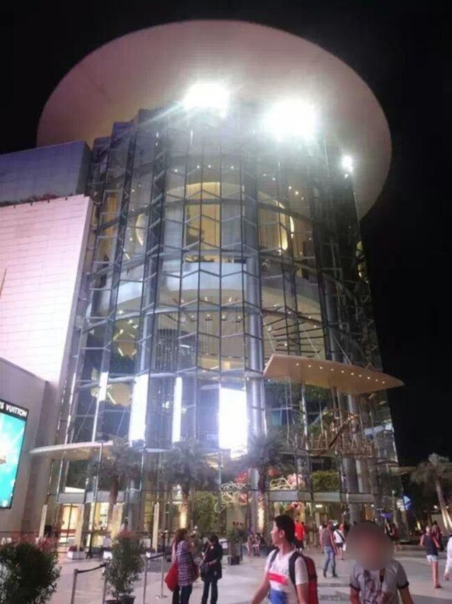 お次は、パラゴンビルへ