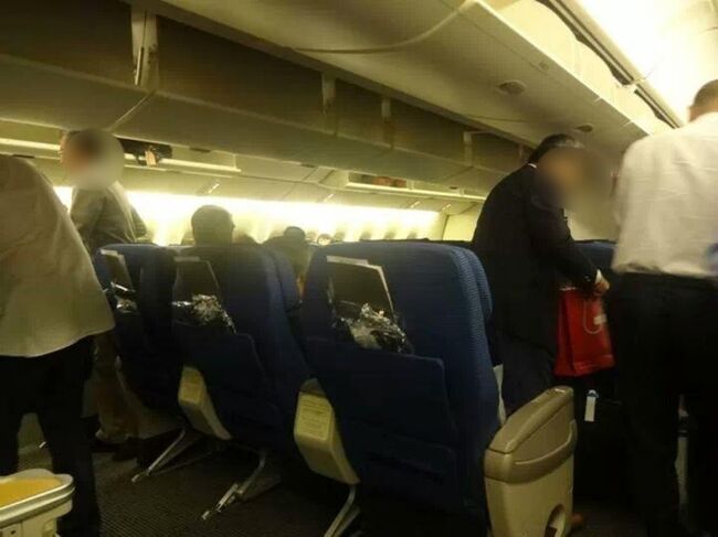 時間となり搭乗<br />B777-200 2-3-2 5Hの席<br />ボイントでアップグレードできたので、ビジネスクラスです