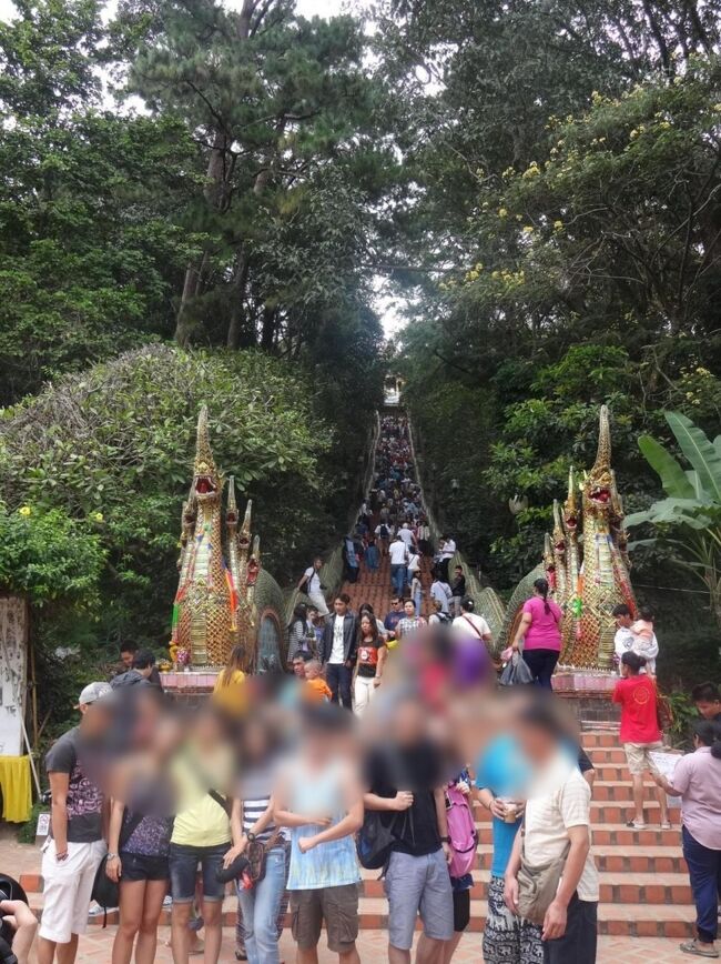 階段を上って、入場料30TBを支払います<br />20TB支払えば、エレベーターで登れるそうなのですが、てっきり階段の上にあると思い、乗り損ねてしまいました