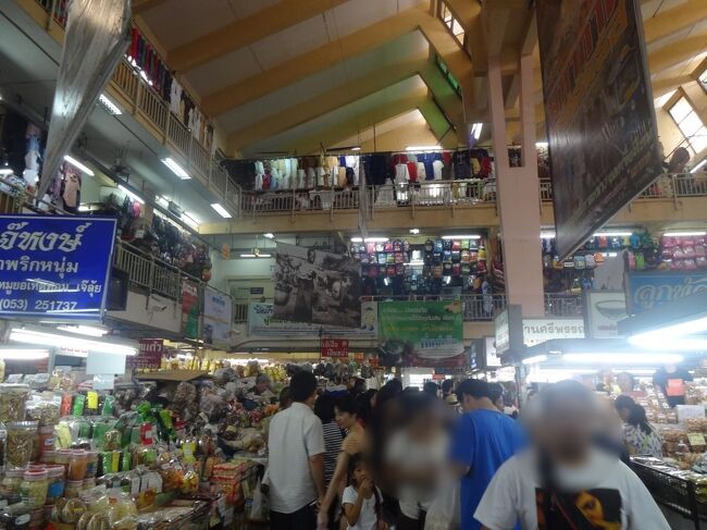 マーケットの建物に入ってみると、結構中はきれいな感じです