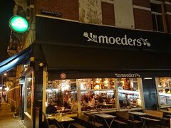 アムステルダム旅行の最後は "moeders" でオランダ料理を食べました。